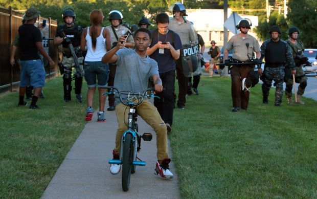 Police clear streets before sundown in Ferguson